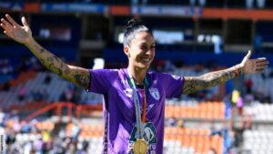 Jenni Hermoso delighted her Pachuca teammates and fans by proudly displaying her Women's World Cup medal on the field.